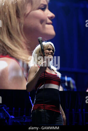 Duffy tritt auf der Bühne während der Teenage Cancer Trust Week mit Auftritten in der Royal Albert Hall im Westen Londons auf. Stockfoto