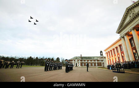 Der Prinz von Wales und Chef des Air Staff, Air Chief Marshal Sir Glenn Torpy, grüßen bei einer Sunset Ceremony und einem Taifun-Flypast bei RAF Cranwell in Lincolnshire im Rahmen der Feierlichkeiten zum 90. Jahrestag der RAF. Stockfoto