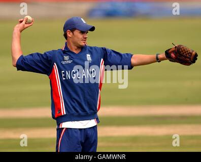 Cricket - Weltmeisterschaft 2003.. Englands James Anderson während der Nets in Kapstadt vor ihrem Spiel gegen Pakistan Stockfoto