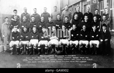 Navigationsleiste Kader von Wolverhampton Wanderers 1925-26: (Hintere Reihe, l-r) Patrick Bradley, Gregory, John Bradford, Victor Fox, Noel George, John Hampton, Sam Charnley, Ted Watson, Syd Homer, Harry Lees; (mittlere Reihe, l-r) J Davis, Frank Higham, Bill Boswell, Harry Shaw, Albert Kay, John O'Connor, Bill Caddick, Alex McDougall, Harry Scott, Ben Timmins, Taylor, Trainer G Holley; (erste Reihe, l-r) Albert Legge, Tommy Bowen, Robert Kerr, Jack Harrington, Syd Tyler, Jack Mitton, Tom Phillipson, Joe Keetley, Fred Price, Sekretär Albert Hoskins Stockfoto