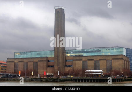 Gesamtansicht der Tate Modern, London. Diese international renommierte Kunstgalerie befindet sich im alten Kraftwerk Bankside, das 1981 geschlossen wurde. Es beherbergt eine Sammlung moderner Kunst aus dem Jahr 1900. Stockfoto