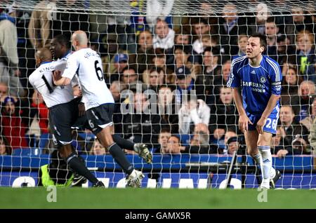 Fußball - Barclays Premier League - Chelsea / Wigan Athletic - Stamford Bridge. Chelsea's John Terry ist niedergeschlagen, als Emile Heskey von Wigan Athletic feiert, dass er mit seinen Teamkollegen das Gleichstellungstreffer erzielt hat Stockfoto