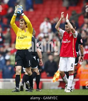 Fußball - Barclays Premier League - Arsenal V Reading - Emirates Stadium. Arsenal-Torwart Jens Lehmann (l) und Teamkollege Francesc Fabregas applaudieren den Fans Stockfoto