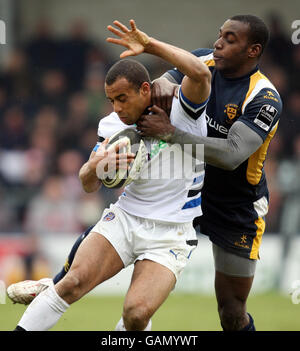 Rugby Union - Guinness Premiership - Worcester V Bath - Sixways Stadium. Andrew Higgins von Bath wird von Worcester Miles Benjamin während des Guinness Premiership-Spiels im Sixways Stadium, Worcester, angegangen. Stockfoto