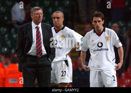 Fußball - Worthington Cup Finale - Liverpool / Manchester United. Alex Ferguson, Manager von Manchester United, steht mit Mikael Silvestre und Gary Neville uneins gegenüber Stockfoto