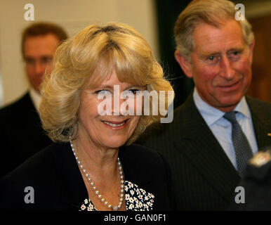 Der Prinz von Wales und die Herzogin von Cornwall bei einem Besuch der Charing Cross Polizeistation in London, um Beamte und Mitarbeiter zu treffen und die von der Polizei verwendete Ausrüstung zu sehen. Stockfoto