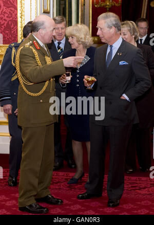 Der Prinz von Wales, Präsident des Prince's Trust und die Herzogin von Cornwall sprechen mit Sir Richard Dannatt während eines Empfangs im St. James's Palace, London, und danken uniformierten Diensten für ihre Unterstützung für die Arbeit des Prince's Trust. Stockfoto