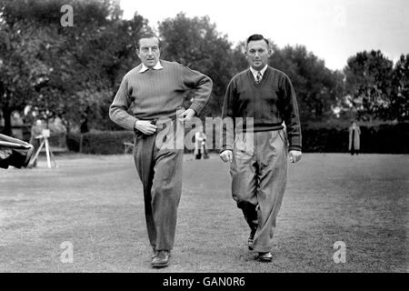 Golf - Ryder Cup - Pre-Tournament Practice - Großbritannien und Irland / Oxford und Cambridge Golf Society. Henry Cotton (links) und Arthur Lees von der britischen und irischen Ryder Cup-Mannschaft Stockfoto