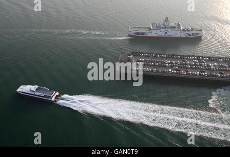 Allgemeiner Blick auf den Town Quay in Southampton, von wo aus Red Funnel Ferries PKW- und Hochgeschwindigkeitsverbindungen nach Cowes auf der Isle of Wight anbieten. Stockfoto