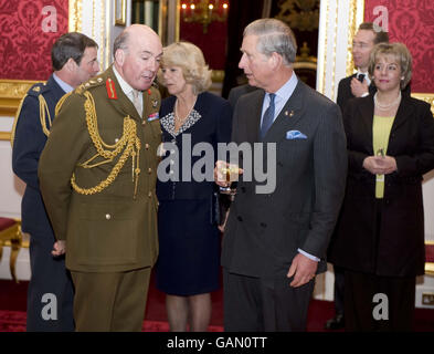 Prinz Charles danke uniformierte Diensten Stockfoto