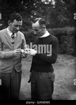 Fred Daly, der Open Champion (links) und Charlie ward diskutieren den größeren amerikanischen Ball, den sie im Spiel verwendeten, um sich an ihn für den Ryder Cup zu gewöhnen. Stockfoto