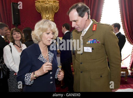 Die Herzogin von Cornwall spricht mit LT-General Nick Parker während eines Empfangs im St. James's Palace, London, und dankt uniformierten Diensten für ihre Unterstützung für die Arbeit des Prince's Trust. Stockfoto