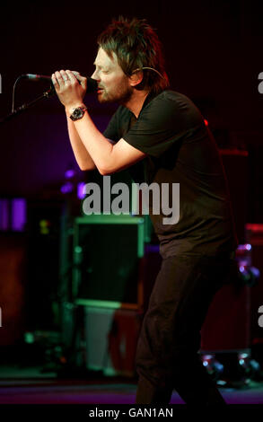 Thom Yorke von Radiohead tritt im BBC Radio Theatre im Portland Place, im Zentrum von London, auf. Stockfoto