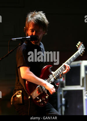 Radiohead Gig bei der BBC - London. Thom Yorke von Radiohead tritt im BBC Radio Theatre im Portland Place im Zentrum von London auf. Stockfoto