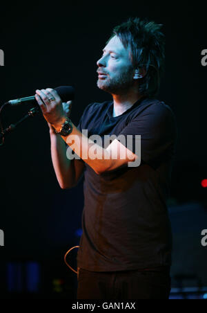 Radiohead Gig bei der BBC - London. Thom Yorke von Radiohead tritt im BBC Radio Theatre im Portland Place im Zentrum von London auf. Stockfoto