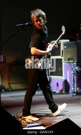 Thom Yorke von Radiohead tritt im BBC Radio Theatre im Portland Place, im Zentrum von London, auf. Stockfoto