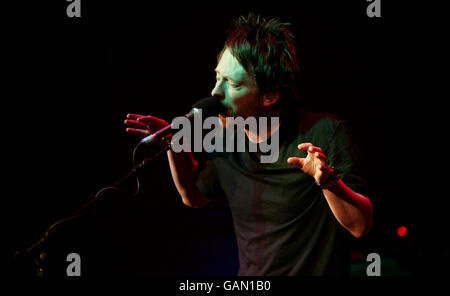 Thom Yorke von Radiohead tritt im BBC Radio Theatre im Portland Place, im Zentrum von London, auf. Stockfoto