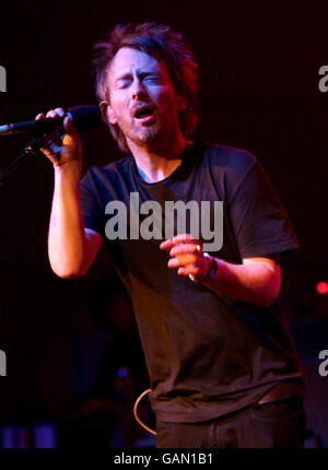 Radiohead Gig bei der BBC - London. Thom Yorke von Radiohead tritt im BBC Radio Theatre im Portland Place im Zentrum von London auf. Stockfoto
