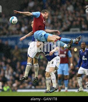 Fußball - Barclays Premier League - Everton gegen Aston Villa - Goodison Park. Martin Laursen von Aston Villa kämpft mit Andrew Johnson (8) von Everton und Leon Osman um den Ball in der Luft Stockfoto