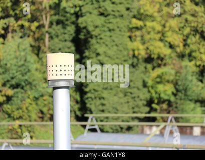 Entlüftungsrohr über dem großen Zylinder für die Speicherung von Erdgas Stockfoto