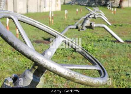 Reihe von Absperrschieber für die Schließung des Rohres im Industriegebiet Stockfoto