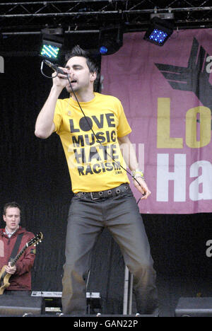 Die Rockband Hard-Fi tritt beim Love Music Hate Racism Festival 2008 im Victoria Park, London, auf. Stockfoto