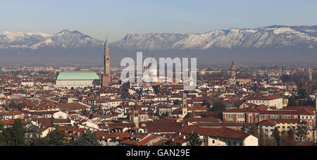 Vicenza, Italien, Panorama der Stadt mit der berühmten Basilika Palladiana und die Kuppel des Saint Stephan Church Stockfoto