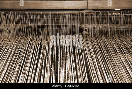 hölzerner Webstuhl in der Textilindustrie für die Herstellung von Wolldecken Stockfoto