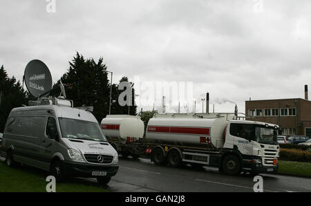 SIS Satelite Trucks über den Arbeitskampfstand bei INEOS OIL Raffinerie in Grangemouth Stockfoto