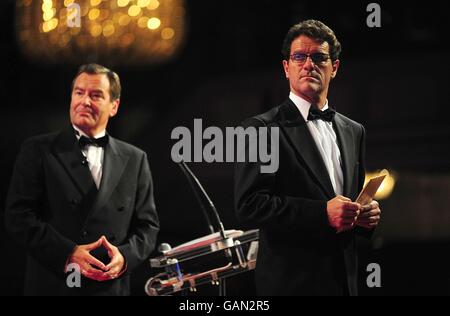 (L-R) Jeff Stelling und England Manager Fabio Capello bei den PFA Player of the Year Awards 2008 im Grosvenor House Hotel, London. Stockfoto