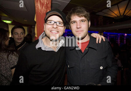 Virgin Radio DJ Ben Jones mit Scouting for Girls' Roy Stride während Virgin Radios 15. Geburtstagsparty im Hafen von Southampton. Stockfoto