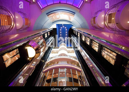 Das größte Kreuzfahrtschiff der Welt während der 15. Geburtstagsparty von Virgin Radio im Hafen von Southampton. Stockfoto