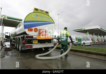 Arbeiter in der Ölraffinerie streiken. Allgemeine Ansicht ein Tankwagen, der an einer BP-Tankstelle auf der M8 in Harthill nachfüllt. Stockfoto