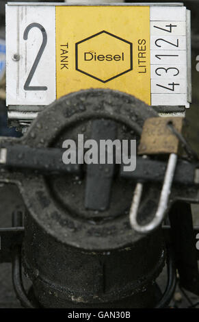 Arbeiter in der Ölraffinerie streiken. Ein Tankwagen füllt die BP-Tankstelle auf der M8 in Harthill auf. Stockfoto