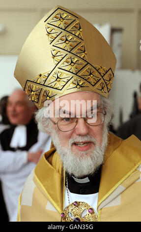 Der Erzbischof von Canterbury, Dr. Rowan Williams, wartet darauf, den Prinzen von Wales und die Herzogin von Cornwall zu begrüßen, bevor sie zu einem Dankesdienst für die Erneuerung der St. Martin-in-the-Fields-Kirche am Trafalgar Square im Zentrum von London kommen. Stockfoto