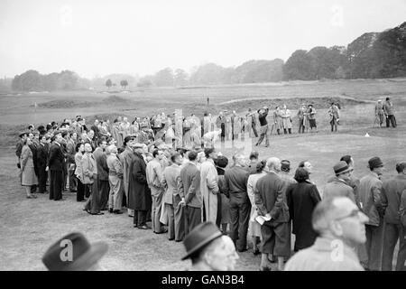 Golf - Ryder Cup - Pre-Tournament Practice - Großbritannien und Irland / Oxford und Cambridge Golf Society. Eine allgemeine Ansicht von Arthur Lees, der vom 4. Abschlag aus als Partner von Henry Cotton gegen Leonard Crawley und Percy Lucas fuhr. Stockfoto