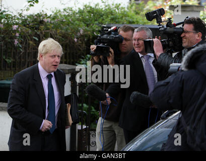 Der konservative Londoner Bürgermeister Boris Johnson verlässt sein Haus in Islington, London. Stockfoto