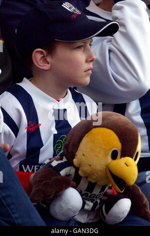 Fußball - FA Barclaycard Premiership - West Bromwich Albion gegen Chelsea. Ein junger Fan von West Bromwich Albion Stockfoto