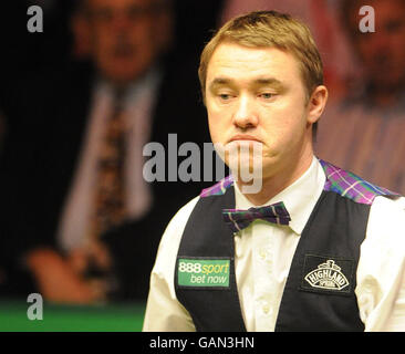 Stephen Hendry studiert den Tisch während seines Halbfinalmatches während der Snookerweltmeisterschaft 888.com im Crucible Theatre, Sheffield. Stockfoto