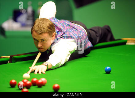 Stephen Hendry am Tisch während seines Halbfinalmatches während der Snookerweltmeisterschaft 888.com im Crucible Theatre, Sheffield. Stockfoto