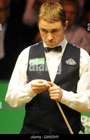 Stephen Hendry studiert den Tisch während seines Halbfinalmatches während der Snookerweltmeisterschaft 888.com im Crucible Theatre, Sheffield. Stockfoto