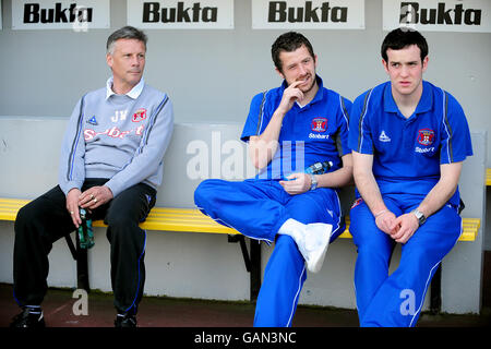 Fußball - Coca-Cola Football League One - Millwall / Carlisle United - The Den. John ward, der Manager von Carlisle United, sitzt mit Danny Carlton (c) und Luke Joyce zusammen Stockfoto