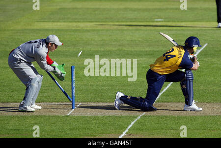 Kevin Pietersen, Star-Schlagmann von Hampshire Hawks, wird während des Friends Provident Trophy-Spiels im Rose Bowl in Southampton für 62 Läufe von Somerset Sabers' Bowler Zander De Bruyn geduckt. Stockfoto