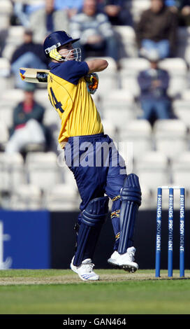 Kevin Pietersen, der Star-Schlagmann von Hampshire Hawks, trifft auf seinem Weg zu 62 Läufen beim Spiel der Friends Provident Trophy im Rose Bowl in Southampton eine Sechsertreffer. Stockfoto