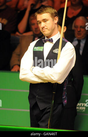 Snooker - Snookerweltmeisterschaften 888.com - Tag vierzehn - das Crucible Theater. Stephen Hendry studiert den Tisch während seines Halbfinalmatches bei der Snookerweltmeisterschaft 888.com im Crucible Theatre, Sheffield. Stockfoto