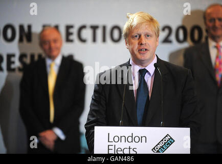 Tory MP Boris Johnson, im City Hall in London abgebildet, wo er zum Londoner Bürgermeister gewählt wurde, was einen katastrophalen Tag für Labour bei den Kommunalwahlen abschürte. Stockfoto