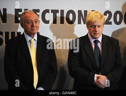 Ken Livingstone gratuliert dem Tory-Abgeordneten Boris Johnson zum Bürgermeister von London im City Hall, London, was einen katastrophalen Tag für Labour bei den Kommunalwahlen zum Abschluss bringt. Stockfoto