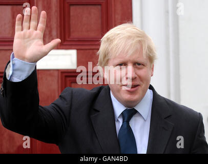 Der neu gewählte Bürgermeister von London, Boris Johnson, verlässt sein Haus in Islington, bevor er in Richtung Rathaus geht, um in sein Amt vereidigt zu werden. Stockfoto