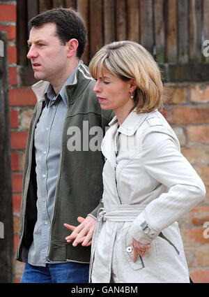 Kate und Gerry McCann kommen in der St. Mary & St. John Rothley Parish Church, Rothley, Leicestershire, zu einem Gottesdienst zum ersten Jahrestag des Verschwindens ihrer Tochter Madeleine in Praia Da Luz, Portugal, an. Stockfoto