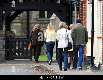 Kate (hinten links) und Gerry McCann (hinten rechts) kommen zur St. Mary & St. John Rothley Parish Church, Rothley, Leicestershire, für einen Gottesdienst zum ersten Jahrestag des Verschwindens ihrer Tochter Madeleine in Praia Da Luz, Portugal. Stockfoto